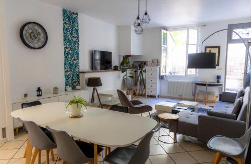 Chinon House | La Dodolela