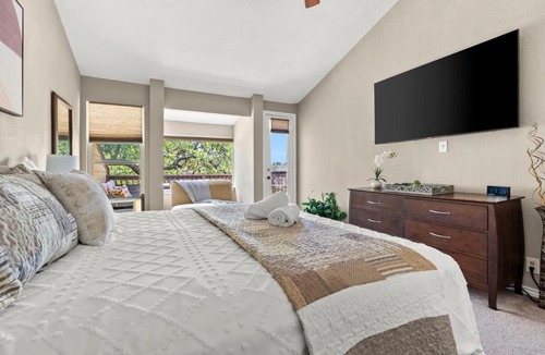 Point Venture House | La Dolce Vita Lakeside Retreat