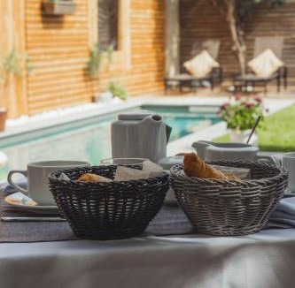 Montbazin Bed & Breakfast | La Domitia - Maison d'hôtes, massages & bien-être