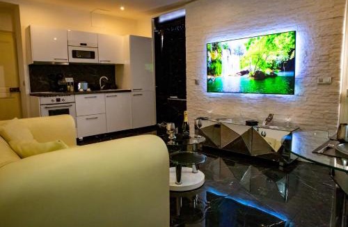 Vernon Apartment | La Duchesse 1976 - Love Room Spa