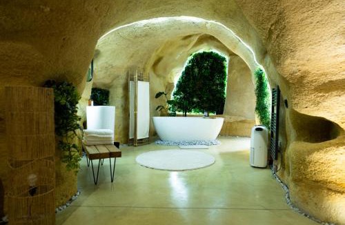 Doue-la-Fontaine Apartment | La falaise perdue, Suite troglodyte & spa privé