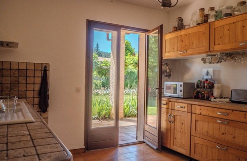Dauphin House | La Familia, vacation home in Provence, sleeps 8, private pool.