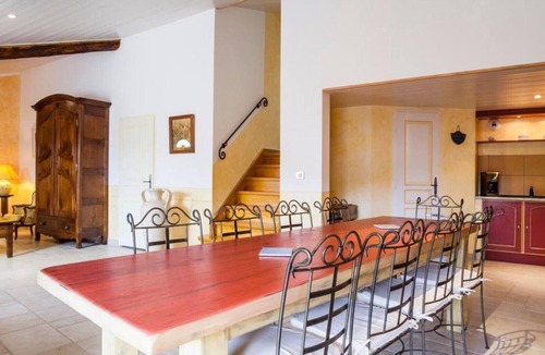Redortiers Apartment | La Ferme d’Estafinette – Spacious Apartment with Terrace and Shared Pool