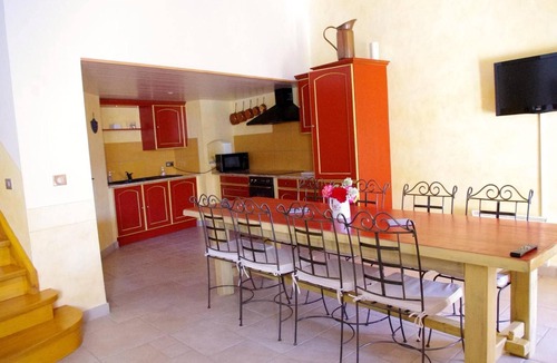 Redortiers Apartment | La Ferme d’Estafinette – Spacious Apartment with Terrace and Shared Pool