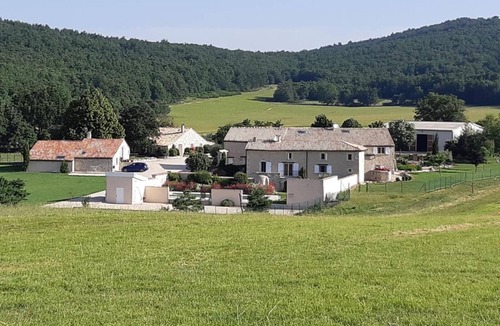 Redortiers Apartment | La Ferme d’Estafinette – Spacious Apartment with Terrace and Shared Pool