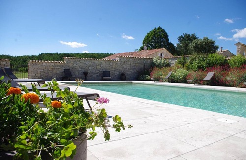 Redortiers Apartment | La Ferme d’Estafinette – Spacious Apartment with Terrace and Shared Pool