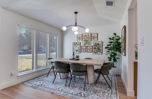 Richardson House | La Fleur Chateau 4B 2B Duplex KING Pet Friendly