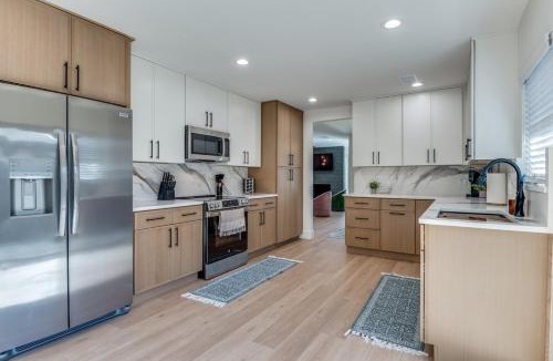 Richardson House | La Fleur Chateau 4B 2B Duplex KING Pet Friendly
