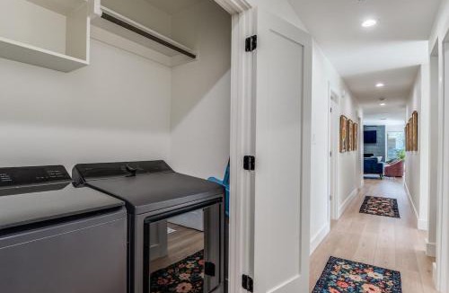 Richardson House | La Fleur Chateau 4B 2B Duplex KING Pet Friendly