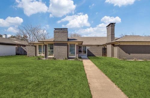 Richardson House | La Fleur Chateau 4B 2B Duplex KING Pet Friendly