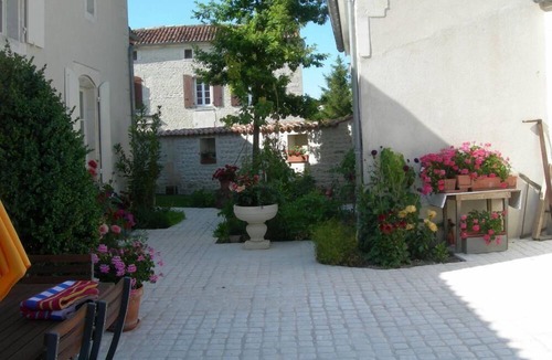 Gensac-la-Pallue Bed & Breakfast | La Fleur de Vigne - Maison D'Hotes