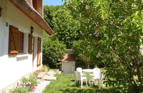 Saint-Jouin-Bruneval Villa | La Flore de Lys, Lovely cottage 330 m from the sea and 6 km from Étretat!