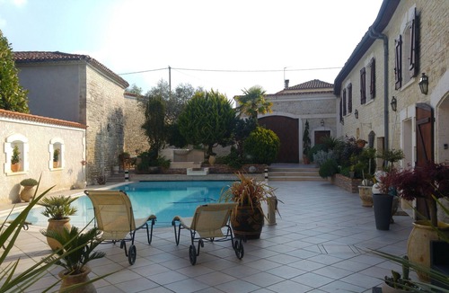 Mansle Bed & Breakfast | La Fontaine des Arts