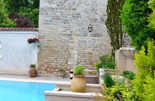 Mansle Bed & Breakfast | La Fontaine des Arts