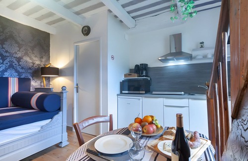 Nuces House | La Fontanelle Cottage near Rodez and Conques – Vineyard Views