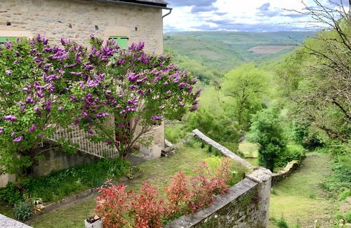 Nuces House | La Fontanelle Cottage near Rodez and Conques – Vineyard Views