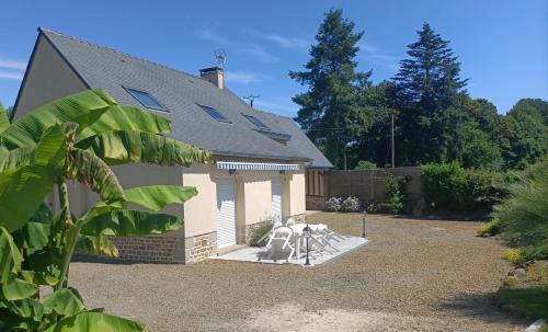 Saint-Georges-de-Reintembault House | La Rezendine