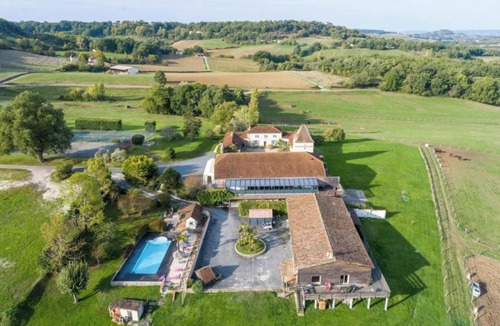 Sainte-Colombe-de-Villeneuve Cottage | La Ferme Gîte à la Campagne Avec Piscine Privative. Idéal Pour Grande Famille