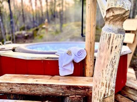 Saint-Alexis-des-Monts Ski Chalet | La générale Sherman, Expérience hébergement le luxe sauvage avec vue et jacuzzi