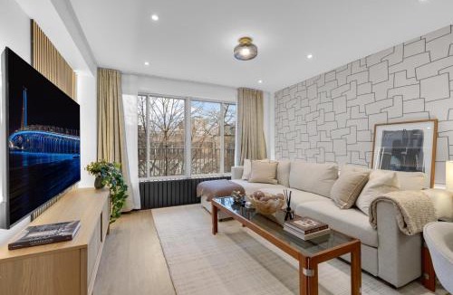 Milton Park Apartment | La Galerie Luxe 1BR King Bed Parking Inc