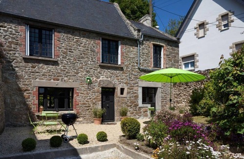 Parame House | La Galissonière: charming house with garden, 10-minute walk from the beach