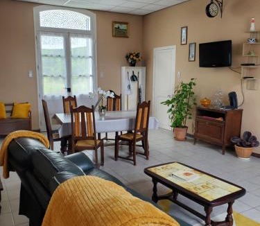 Gourdon Apartment | la gare st clair