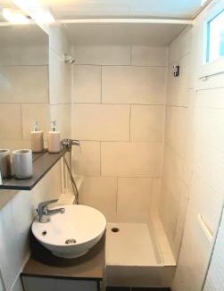 Nord - Gare Apartment | La Glacière - chambre avec salle de bain - 2 personnes
