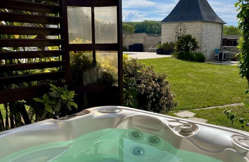 Saint-Come-de-Fresne House | La Glycine, with pool access and jacuzzi