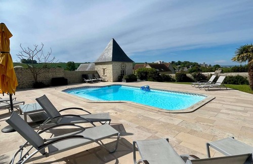 Saint-Come-de-Fresne House | La Glycine, with pool access and jacuzzi