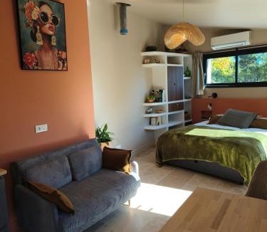 Saint-Etienne-de-Fontbellon Bed & Breakfast | La Grange d'Andrea