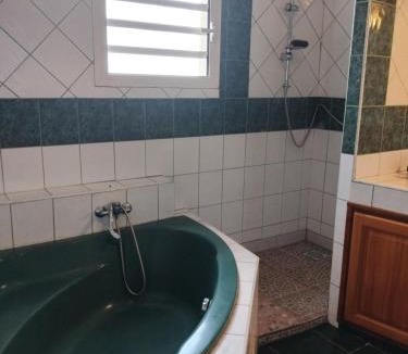 Gouzon Apartment | La grande table