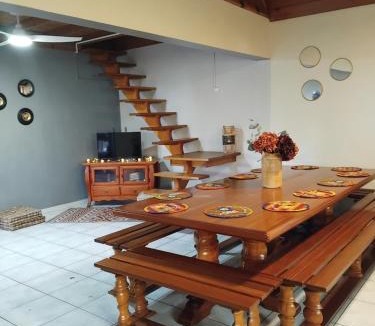 Gouzon Apartment | La grande table