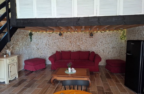 Saint-Jean-de-la-Motte House | La grange du bonheur, is about 30 mins from the Le Mans circuit