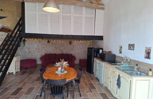 Saint-Jean-de-la-Motte House | La grange du bonheur, is about 30 mins from the Le Mans circuit