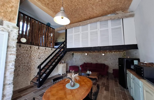 Saint-Jean-de-la-Motte House | La grange du bonheur, is about 30 mins from the Le Mans circuit