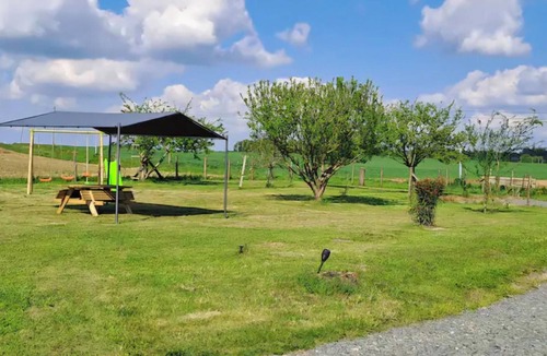 Saint-Jean-de-la-Motte House | La grange du bonheur, is about 30 mins from the Le Mans circuit