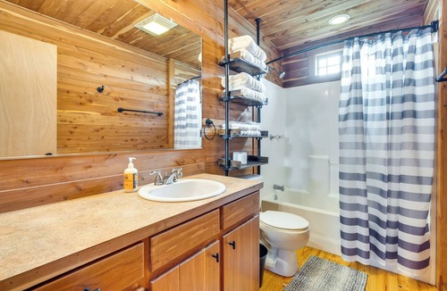 La Grange Cabin | La Grange Cabin on Acreage: Close to Wineries