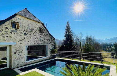 Lourdes House | La Grange des Pyrénées with heated pool and jacuzzi