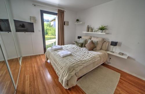 Saint-Genis-Pouilly Villa | La Grange Emnitan - Grande maison 12 pers avec jacuzzi proche Genève