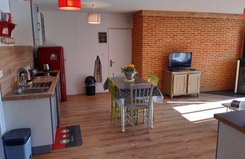 Neuville-lez-Beaulieu House | La Grange Aux Oiseaux Guest Rooms