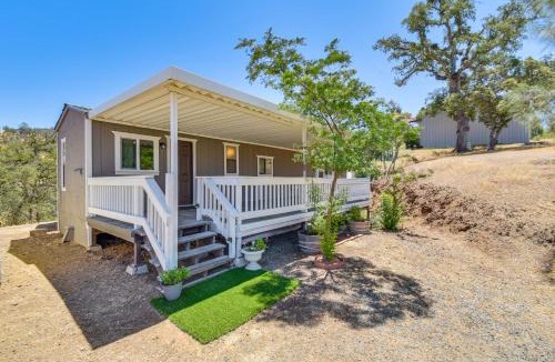 Coulterville House | La Grange Home w/Covered Patio & Gas Grill!