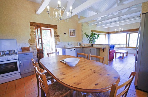 Larzac Apartment | La Grange - sleeps 6 guests in 3 bedrooms
