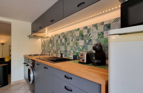 Villeveyrac Apartment | La Grenadière T2 apartment 46m2, large private terrace,