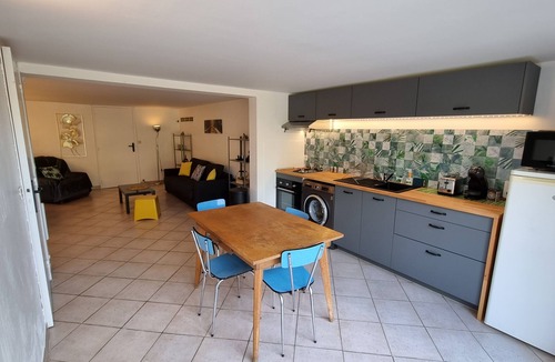 Villeveyrac Apartment | La Grenadière T2 apartment 46m2, large private terrace,
