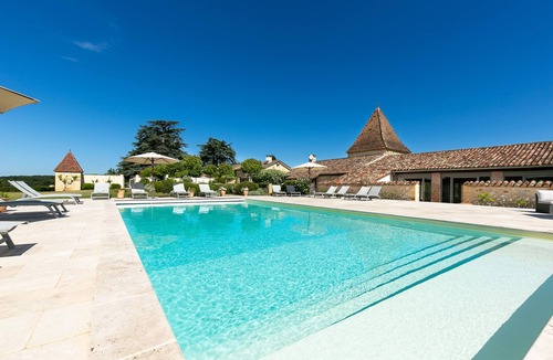 Salles House | La Grenoulliere open plan family Gite near pool and gardens