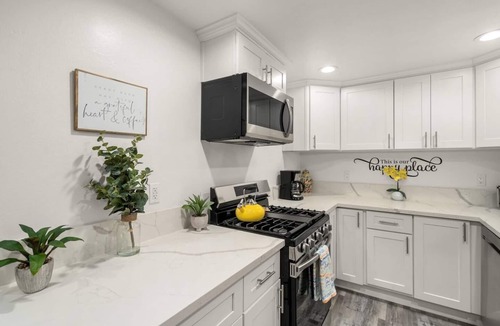 Los Angeles House | LA Group Stay Sleeps 10 Parking+Near SoFi+LAX