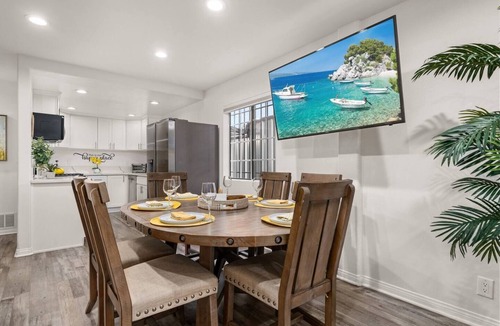 Los Angeles House | LA Group Stay Sleeps 10 Parking+Near SoFi+LAX