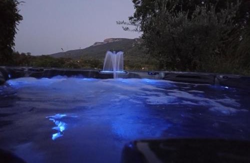 Laroque Bed & Breakfast | La guitoune - chambre ou studio, clim, parking, sdb terrasses et entrées privatives, SPA