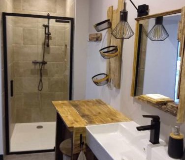 Laroque Bed & Breakfast | La guitoune - chambre ou studio, clim, parking, sdb terrasses et entrées privatives, SPA