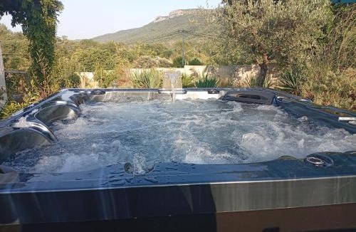 Laroque Bed & Breakfast | La guitoune - chambre ou studio, clim, parking, sdb terrasses et entrées privatives, SPA